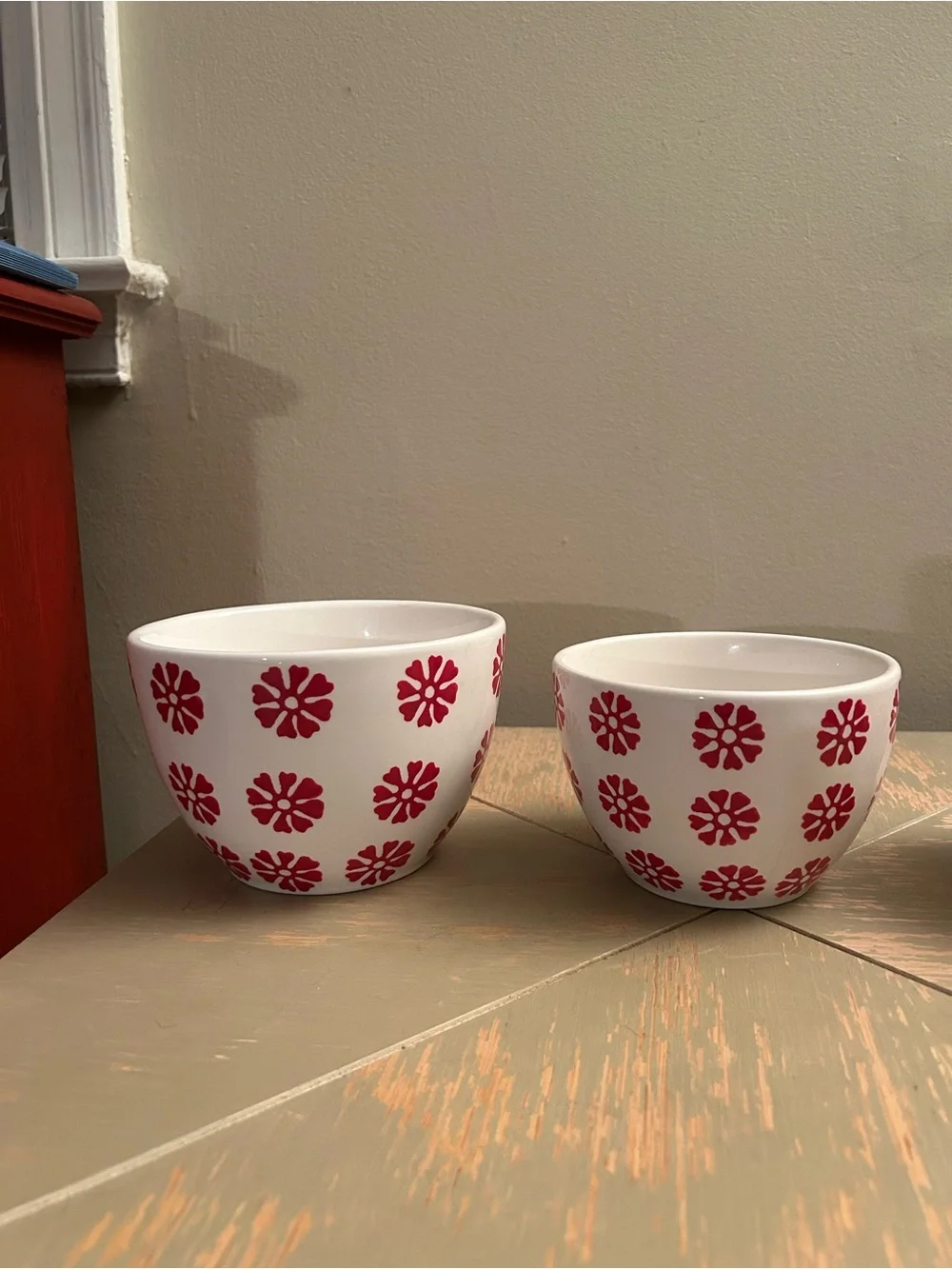 Vintage 90s/00s White Ceramic Nesting Bowls with Red Snowflake Motif - Set of 3